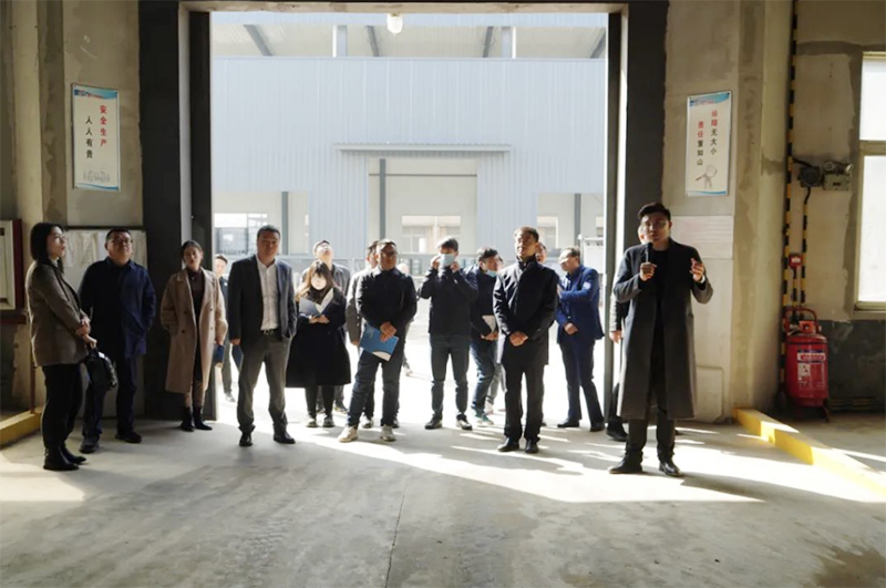 Предприниматели посещают Ruixing Flame Retardant